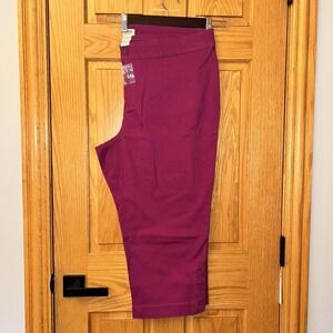 Monroe & Main Magenta Pull-On Capri Pants with Button Hem